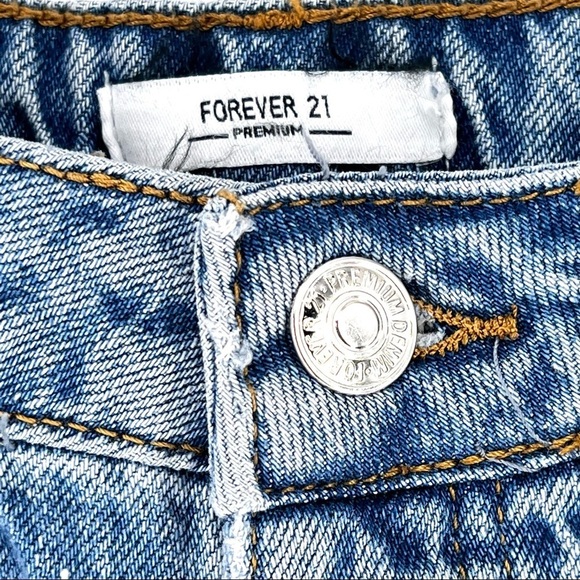 Forever 21 Women's Mid Rise Relaxed Fit Slim Leg Boyfriend Jeans - 26 - Picture 4 of 8